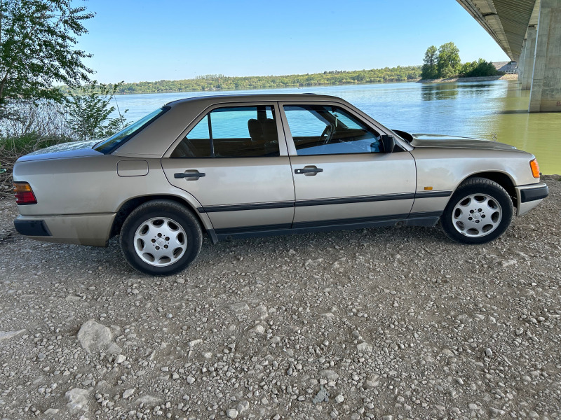 Mercedes-Benz 124 300d, снимка 4 - Автомобили и джипове - 46289751