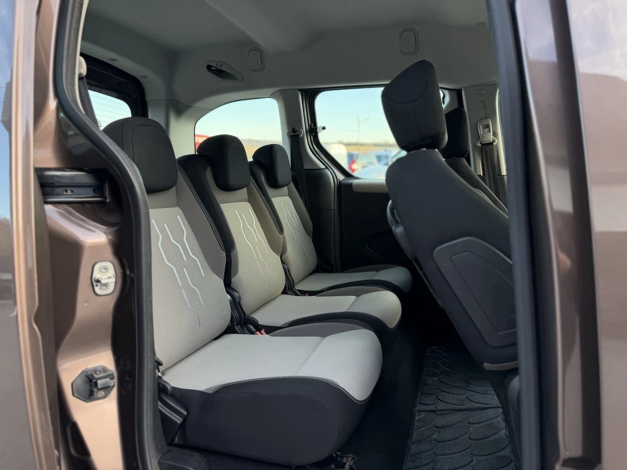 Peugeot Partner 1.6 HDi 92кс, снимка 12 - Автомобили и джипове - 53774580