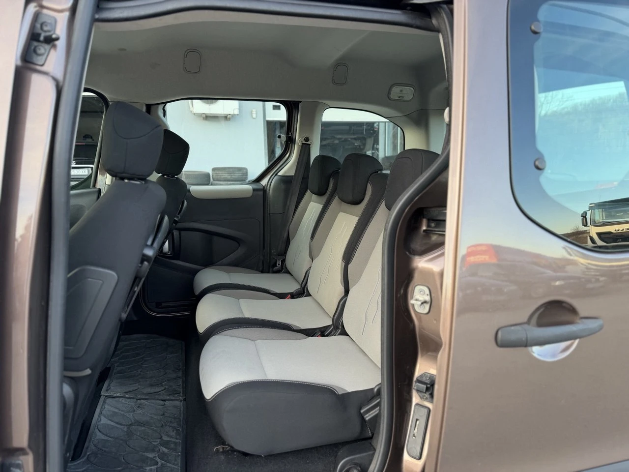 Peugeot Partner 1.6 HDi 92кс, снимка 11 - Автомобили и джипове - 53774580