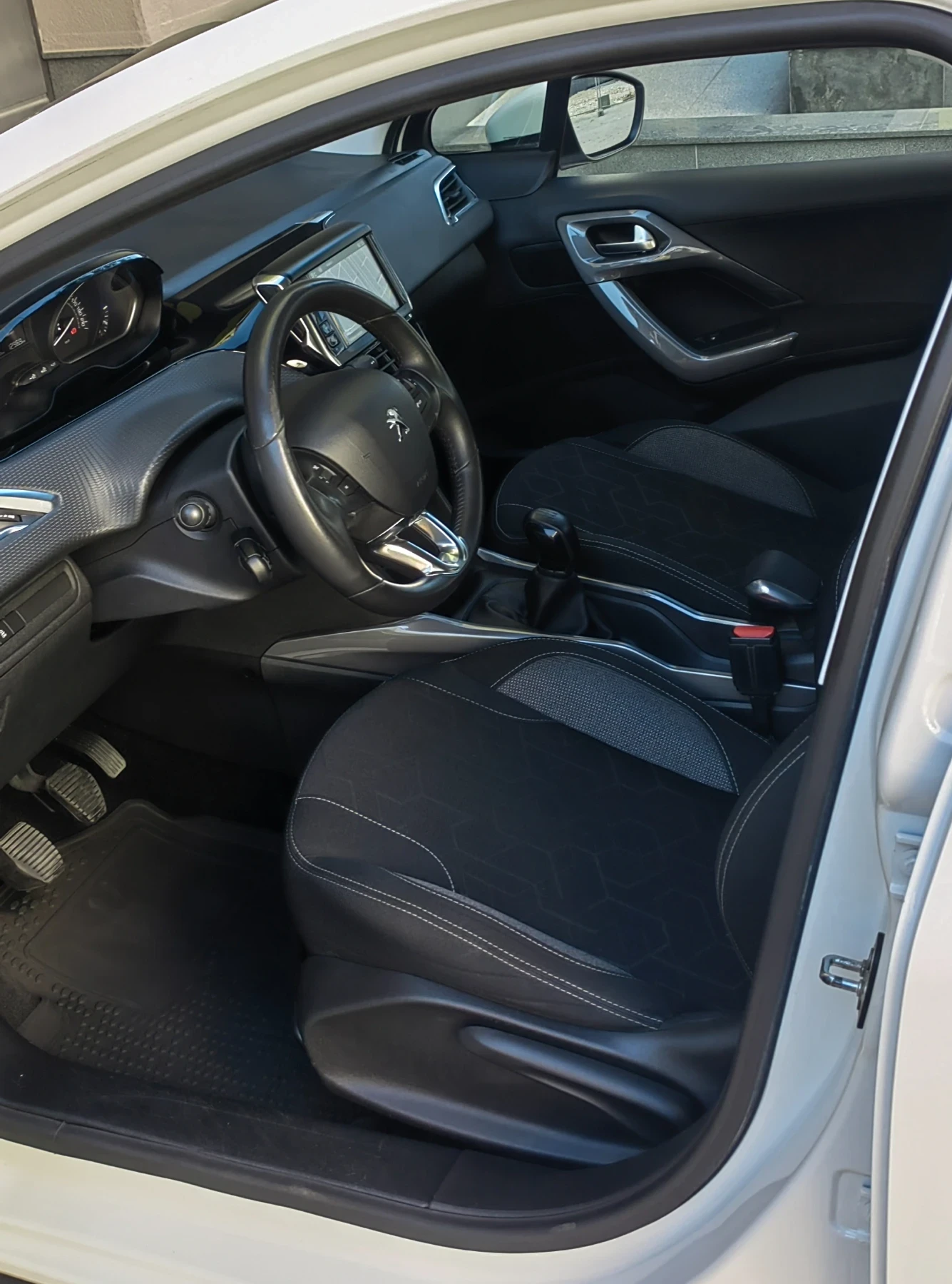 Peugeot 2008 1.6 BLUE HDI , снимка 9 - Автомобили и джипове - 54247314