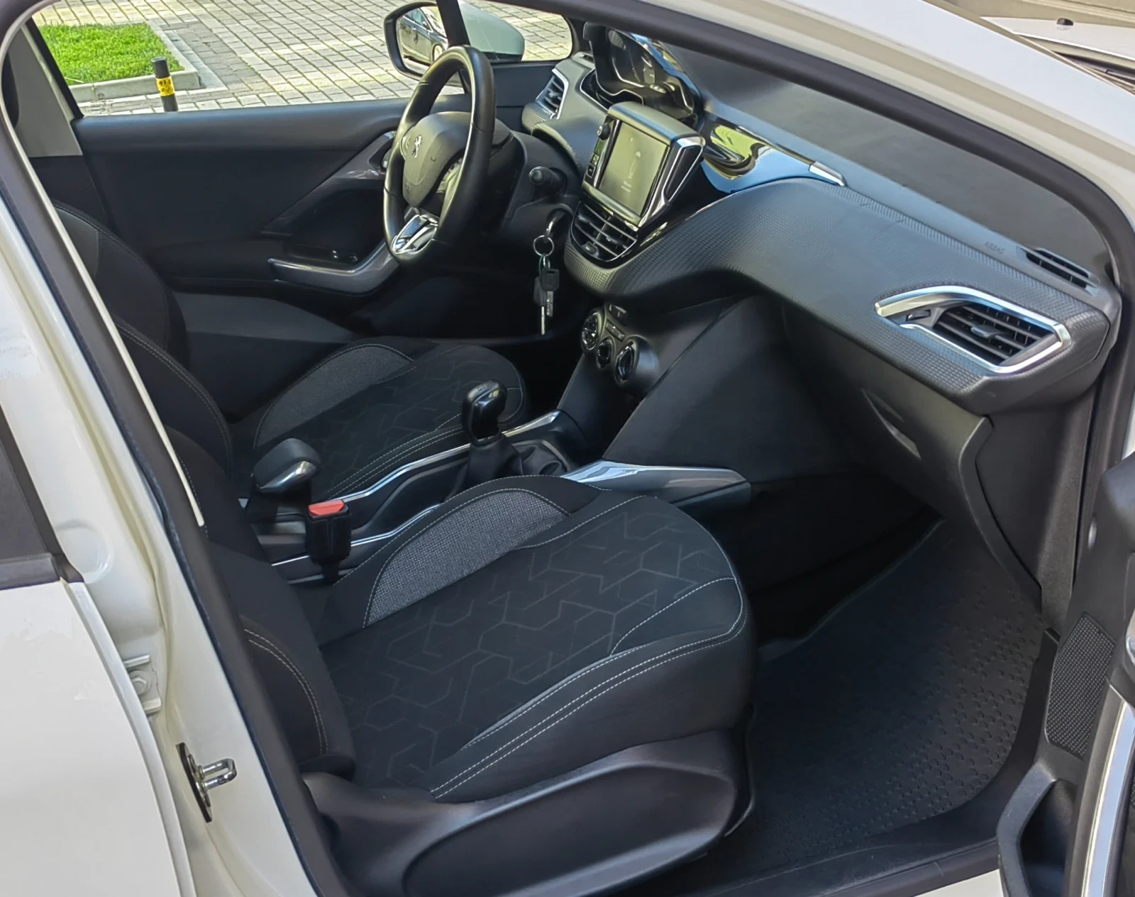 Peugeot 2008 1.6 BLUE HDI , снимка 10 - Автомобили и джипове - 54247314