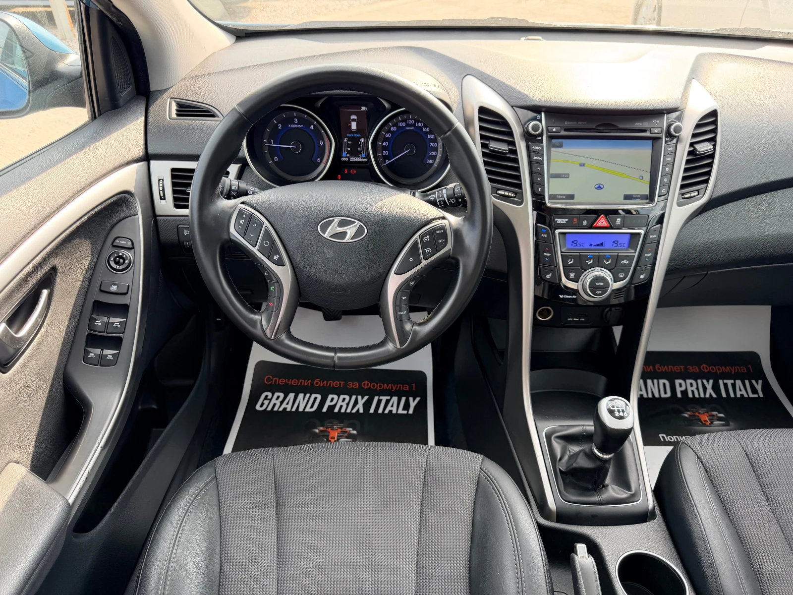 Hyundai I30 1.6CRDI PREMIUM NAVI PANORAMA KEYLESS-GO PODGREV, снимка 10 - Автомобили и джипове - 55805973