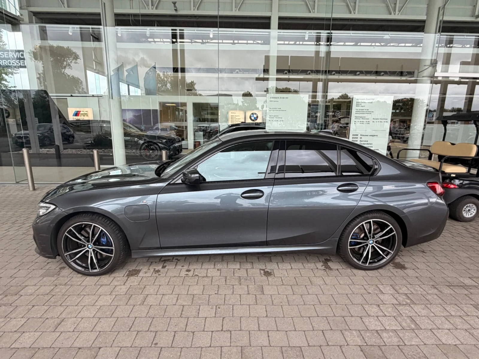 BMW 330 Plug-In Hybrid M-Sport Laser HeadUp Ambient Hi-Fi, снимка 5 - Автомобили и джипове - 56221390