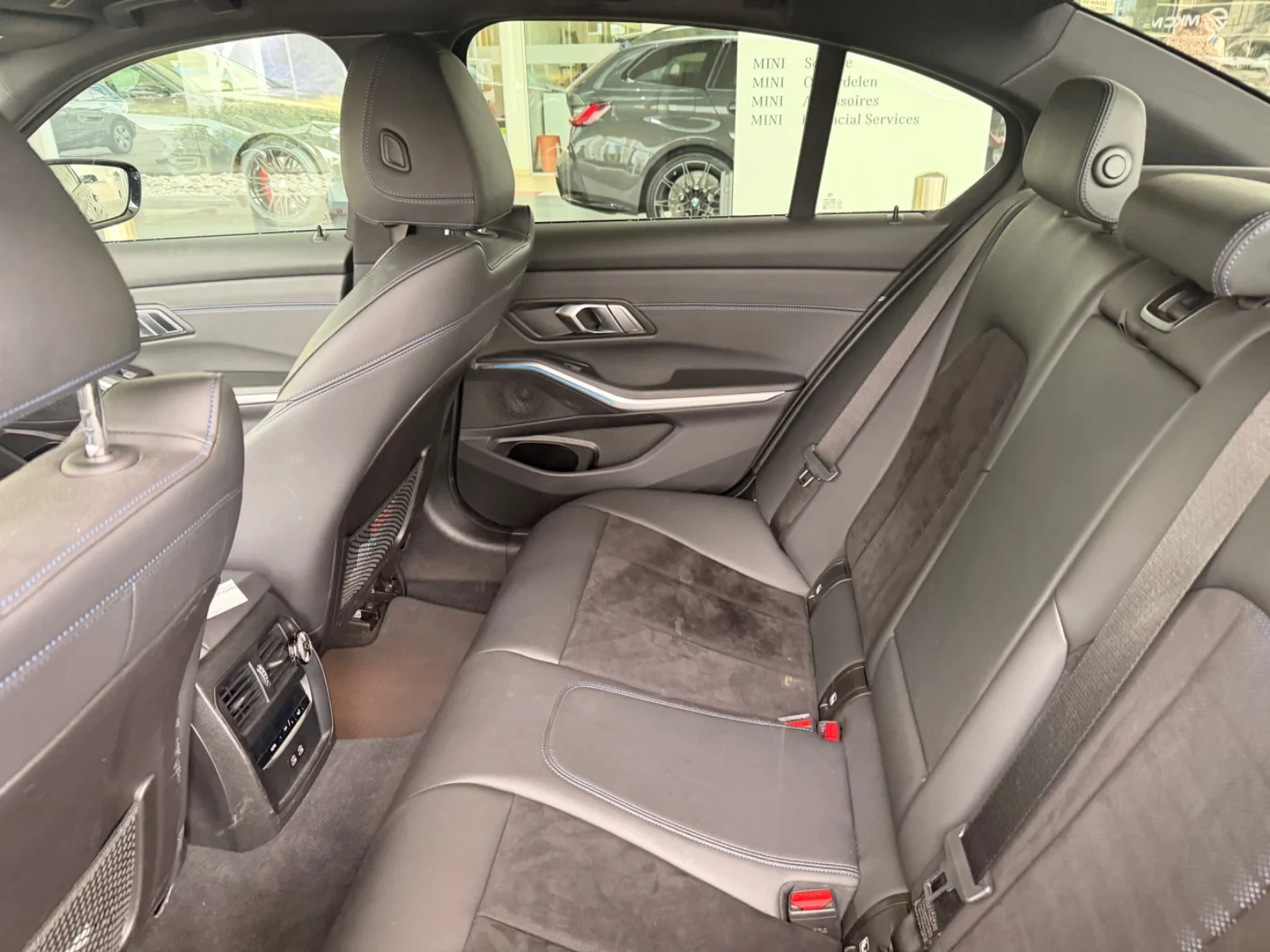 BMW 330 Plug-In Hybrid M-Sport Laser HeadUp Ambient Hi-Fi, снимка 8 - Автомобили и джипове - 56221390