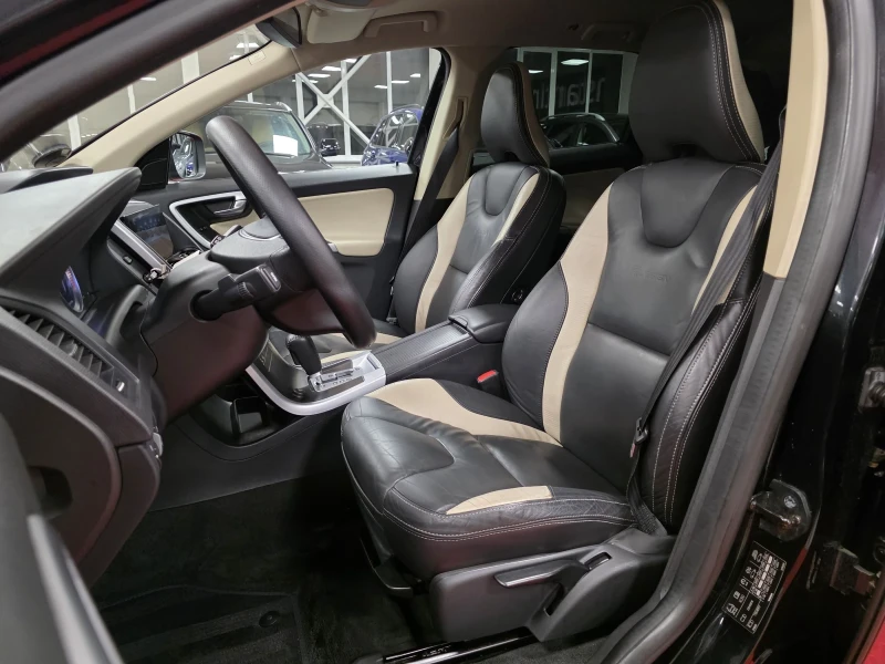Volvo XC60 D5 | AWD | R-design | Facelift , снимка 9 - Автомобили и джипове - 53358977