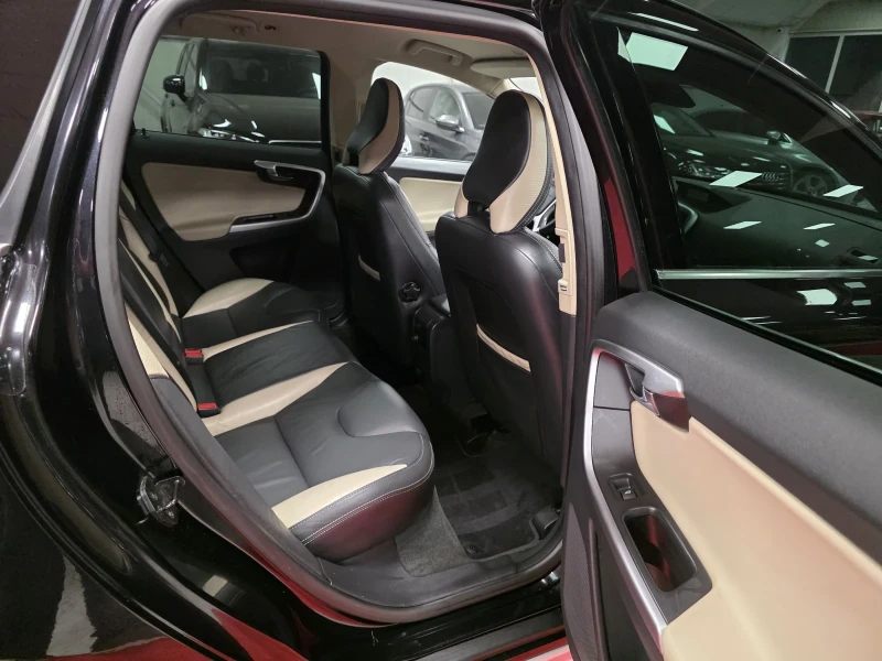 Volvo XC60 D5 | AWD | R-design | Facelift , снимка 13 - Автомобили и джипове - 53358977