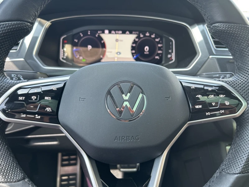 VW Tiguan Highline R-Line* Кожа* Подгрев* НАВИ* KEYLESS* , снимка 11 - Автомобили и джипове - 53404410