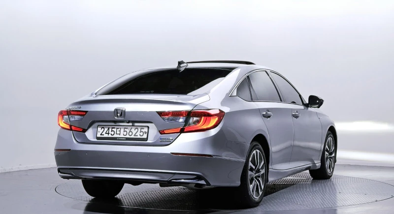 Honda Accord 10th Generation 2.0 Hybrid, снимка 2 - Автомобили и джипове - 52632147