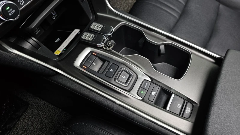 Honda Accord 10th Generation 2.0 Hybrid, снимка 8 - Автомобили и джипове - 52632147