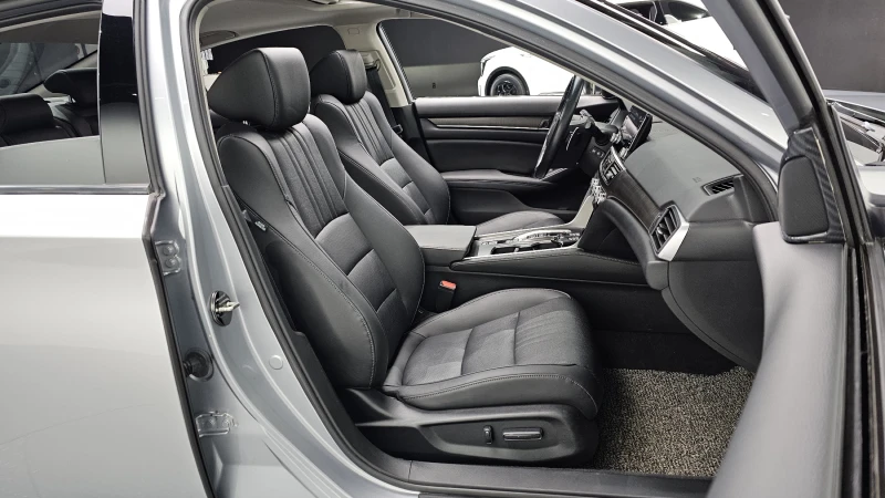 Honda Accord 10th Generation 2.0 Hybrid, снимка 9 - Автомобили и джипове - 52632147