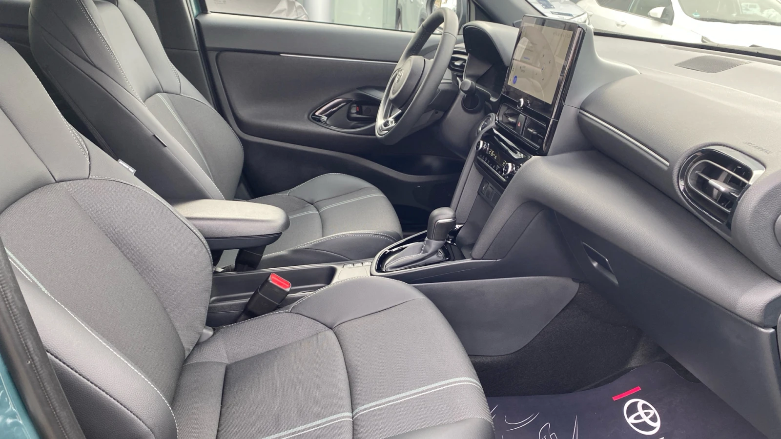 Toyota Yaris Cross 1.5 HEV, Elegance, Панорамен покрив - изображение 8