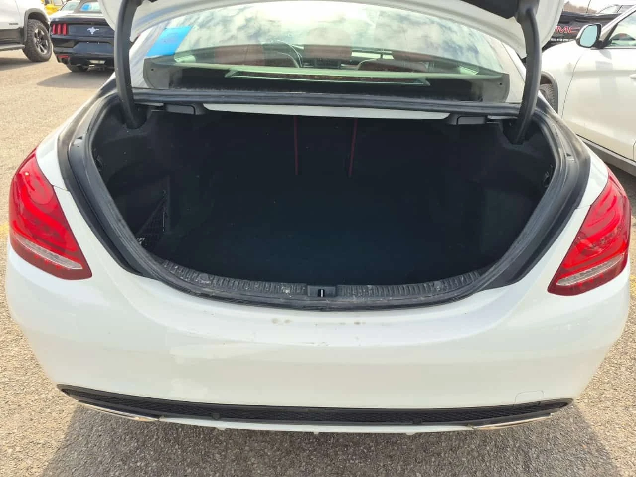 Mercedes-Benz C 300 * OT ГЛАВНО ПРЕДСТАВИТЕЛСТВО* , снимка 12 - Автомобили и джипове - 54132209