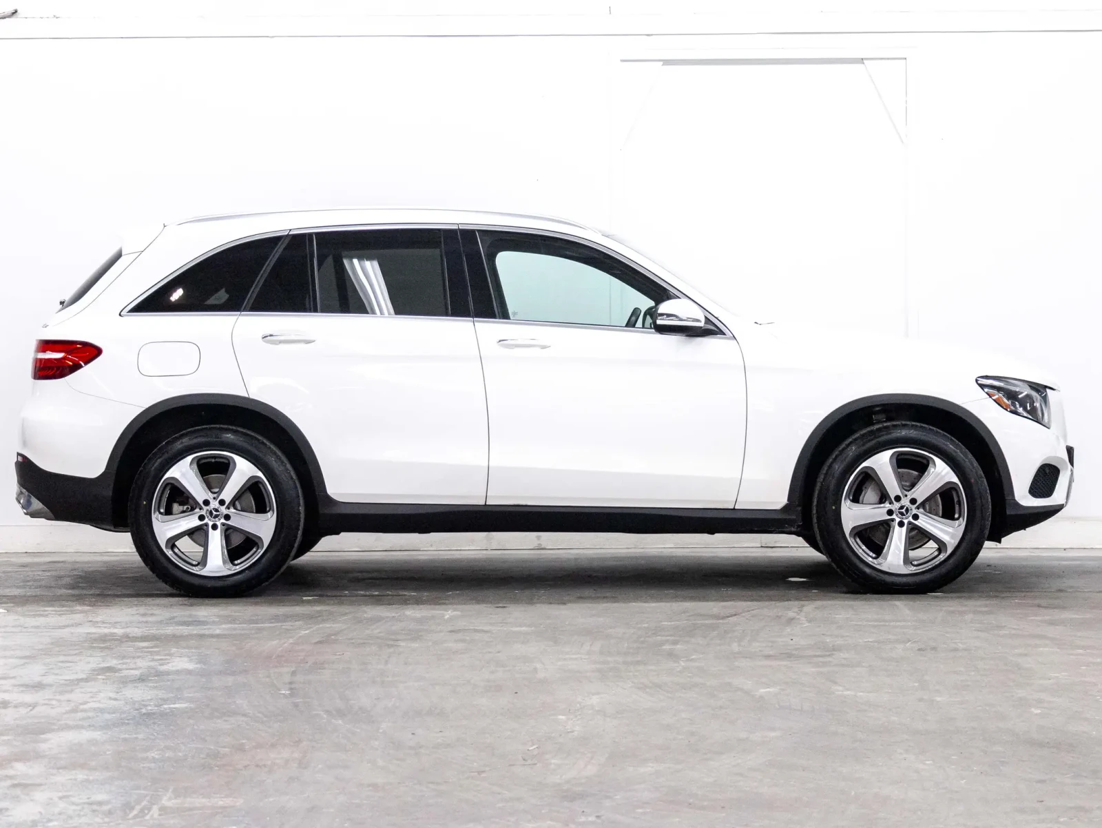 Mercedes-Benz GLC 300 4MATIC CAM* BLINDSPOT* KEYLESS* ПОДГРЕВ*  - изображение 3