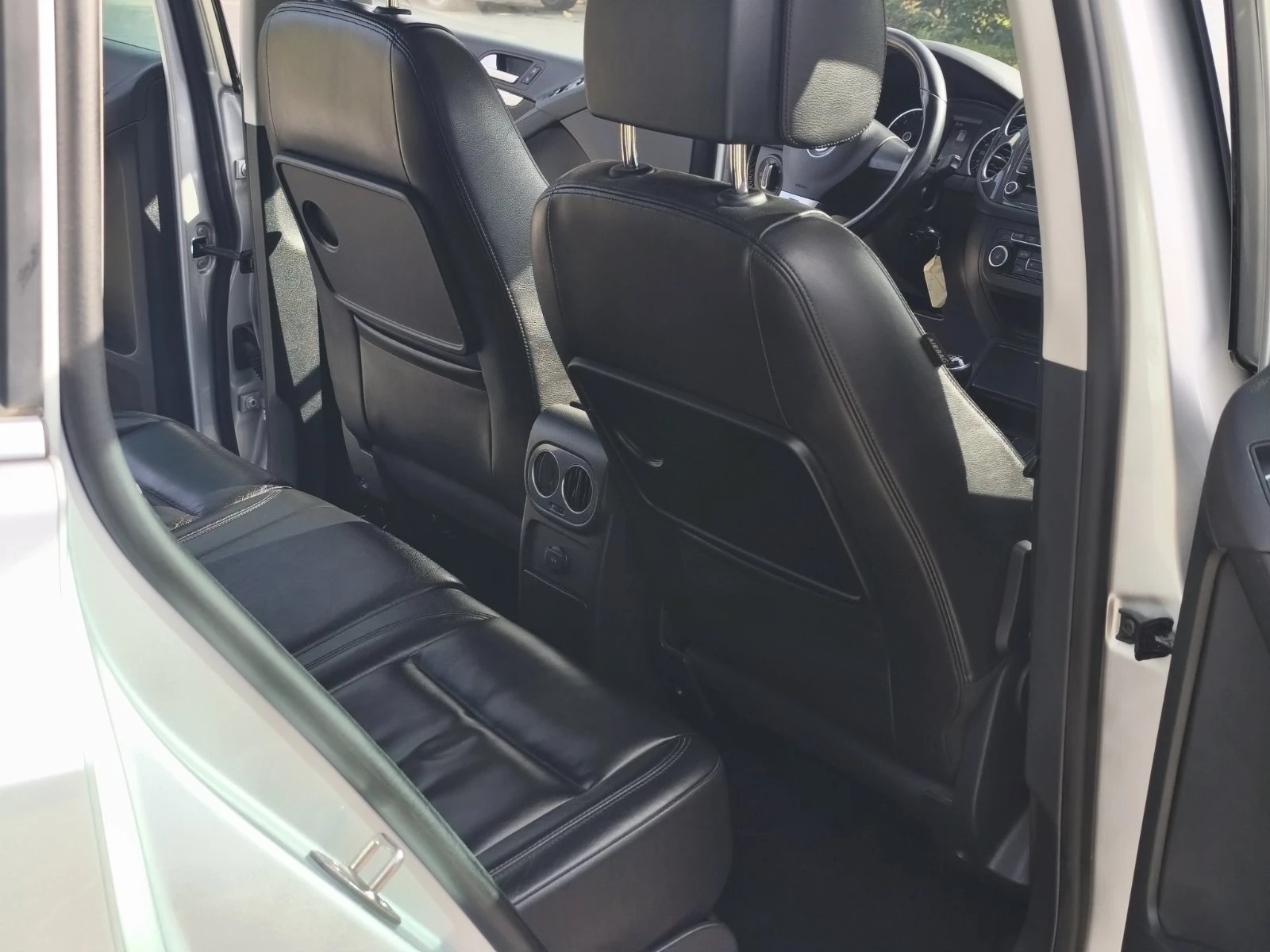 VW Tiguan 2.0 TDI* 140kc* Кожа* Ръчни - изображение 10