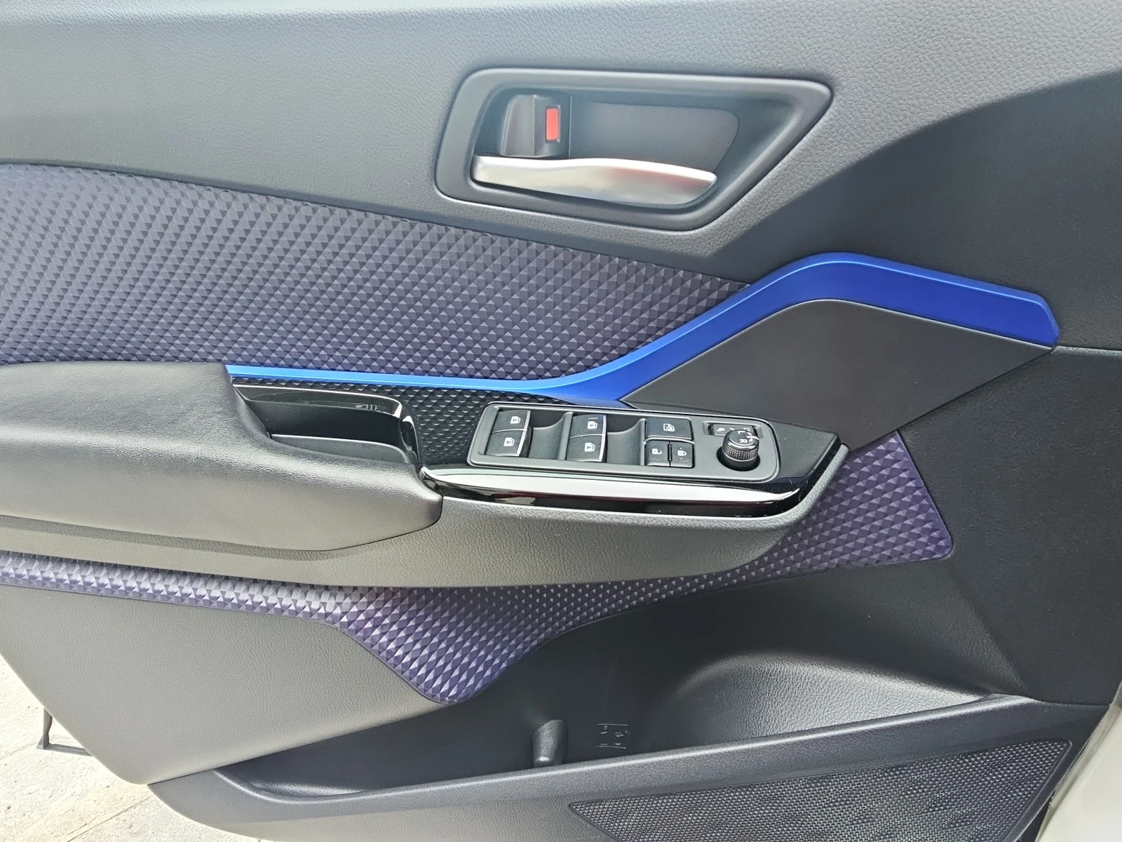 Toyota C-HR 1.2 Turbo AWD, снимка 10 - Автомобили и джипове - 54066236