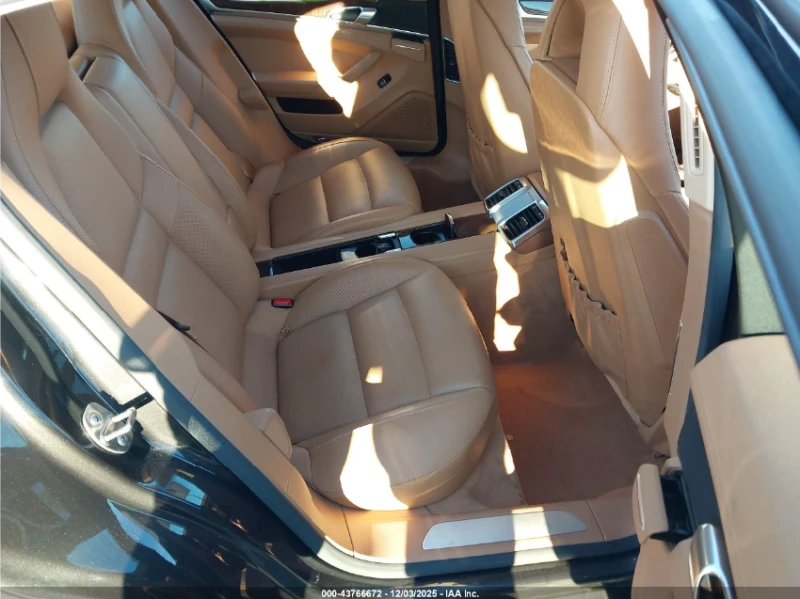 Porsche Panamera 4* BACK-UP CAM* SUNROOF* COOLED/HEATED SEATS* AWD*, снимка 10 - Автомобили и джипове - 53087141