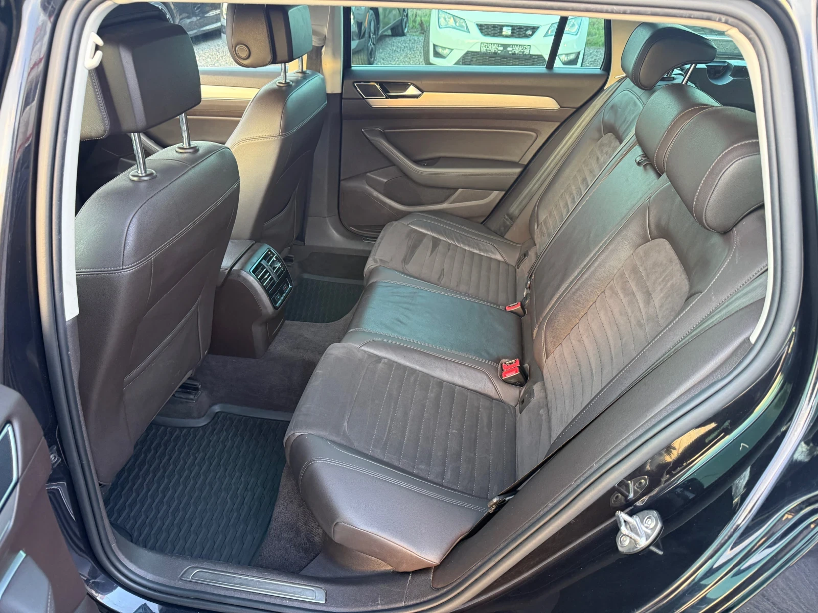 VW Passat Highline 2.0TDI (190 hp) DSG-7/Масаж//Led/Camera, снимка 13 - Автомобили и джипове - 53749658