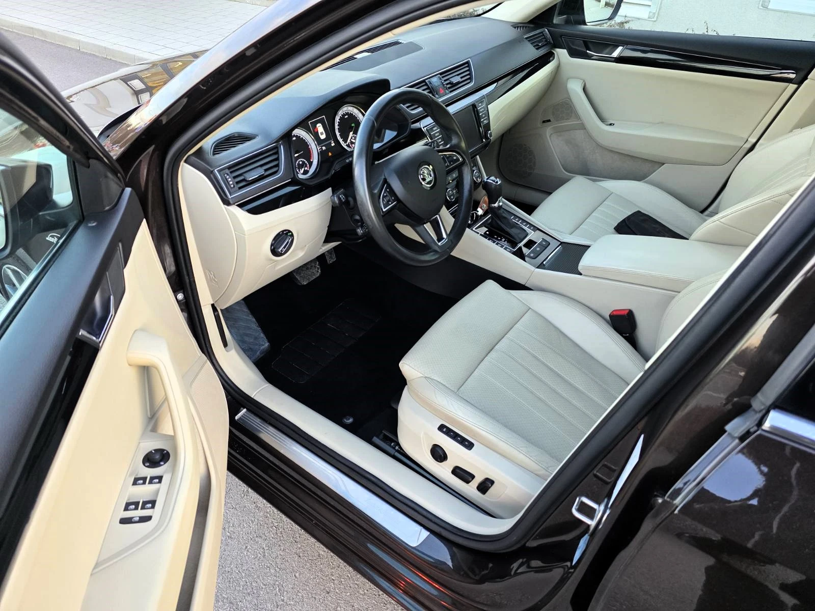 Skoda Superb 2.0TDI/4x4/Laurin&Klement/DSG/190, снимка 7 - Автомобили и джипове - 53784347