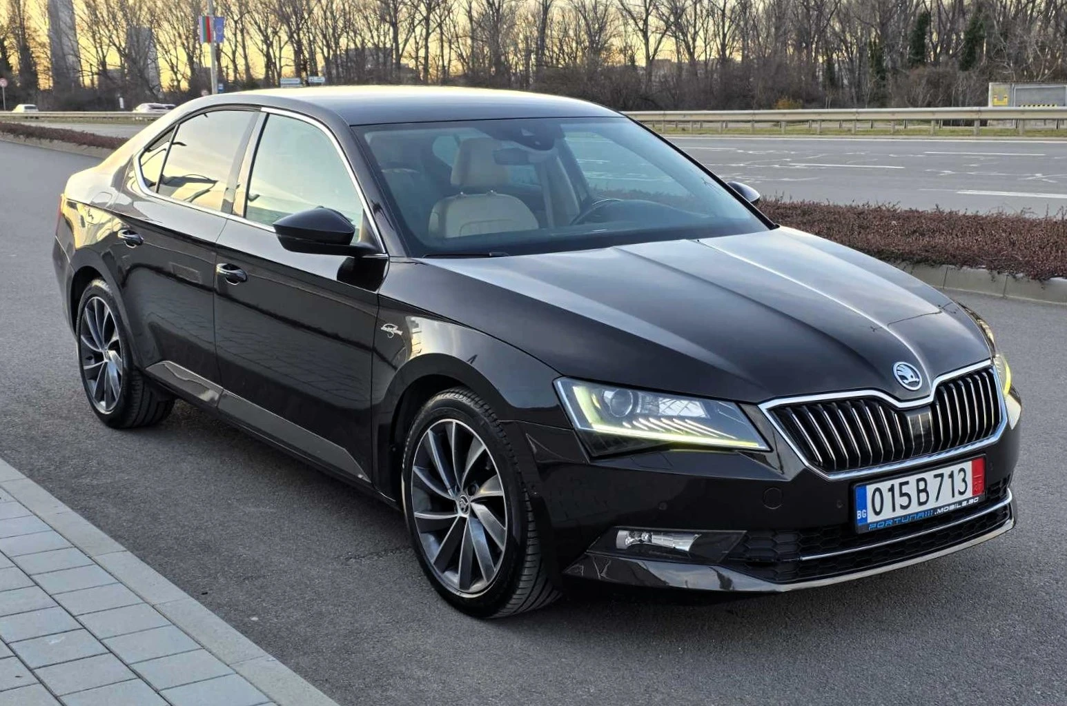 Skoda Superb 2.0TDI/4x4/Laurin&Klement/DSG/190, снимка 3 - Автомобили и джипове - 53784347