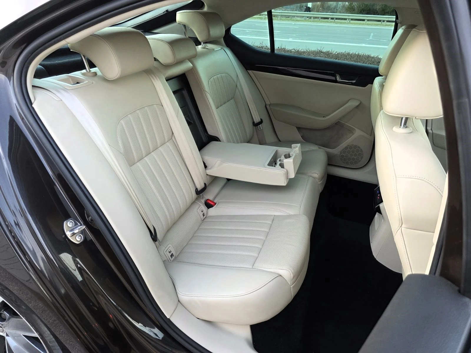 Skoda Superb 2.0TDI/4x4/Laurin&Klement/DSG/190, снимка 12 - Автомобили и джипове - 53784347