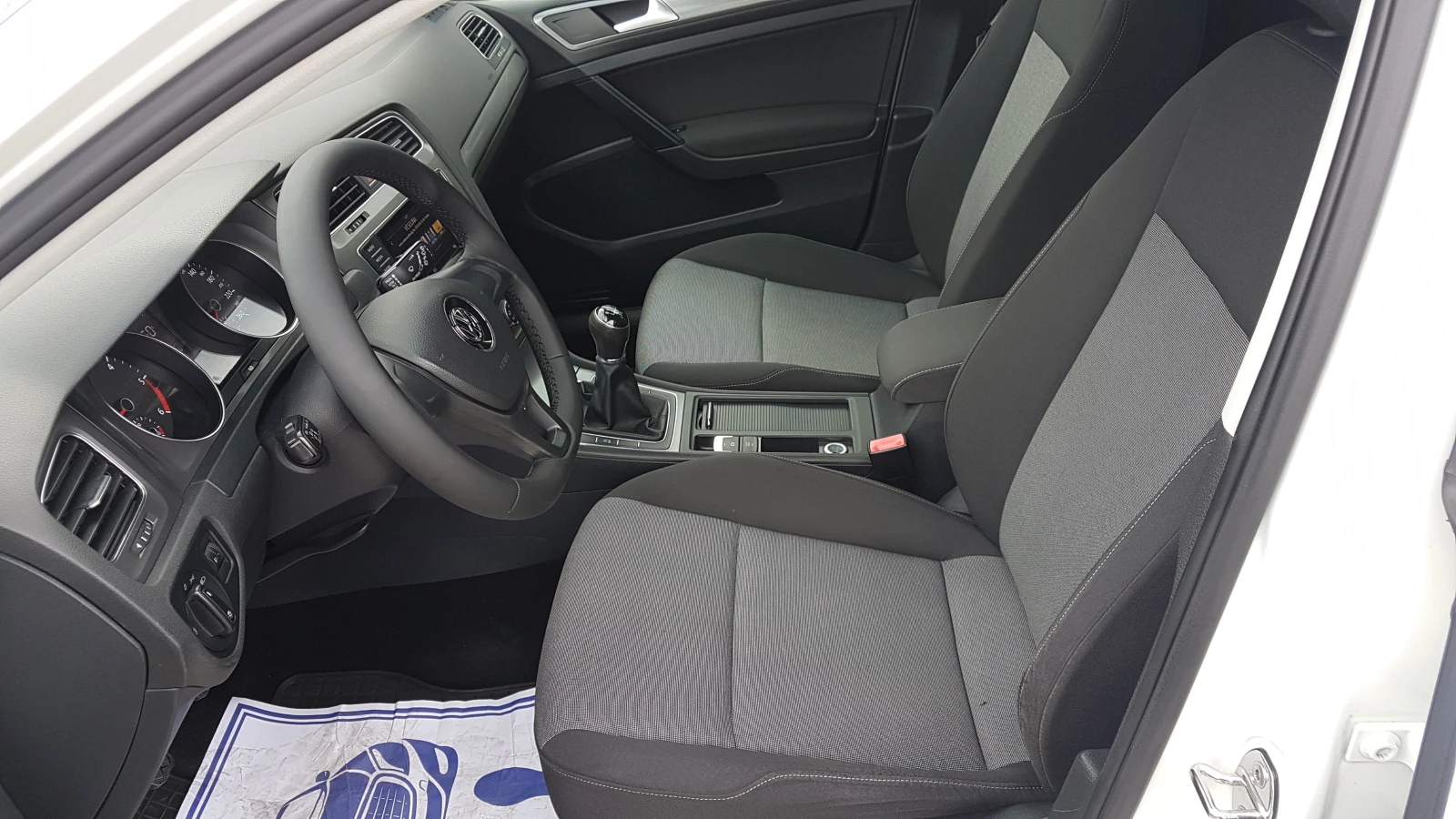 VW Golf 1.6 TDI 105кс, снимка 15 - Автомобили и джипове - 54163185