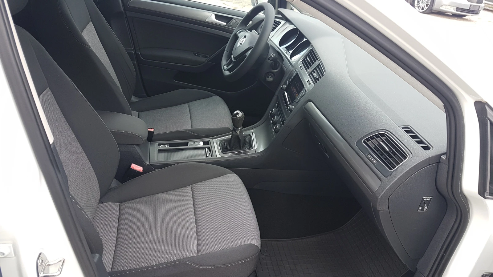 VW Golf 1.6 TDI 105кс, снимка 12 - Автомобили и джипове - 54163185