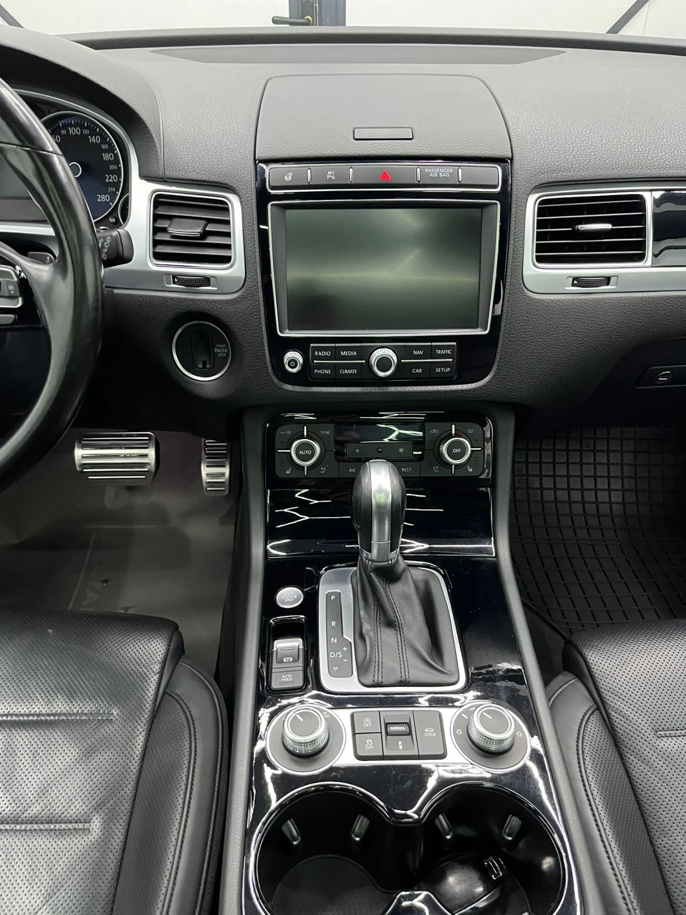 VW Touareg, снимка 16 - Автомобили и джипове - 54854895