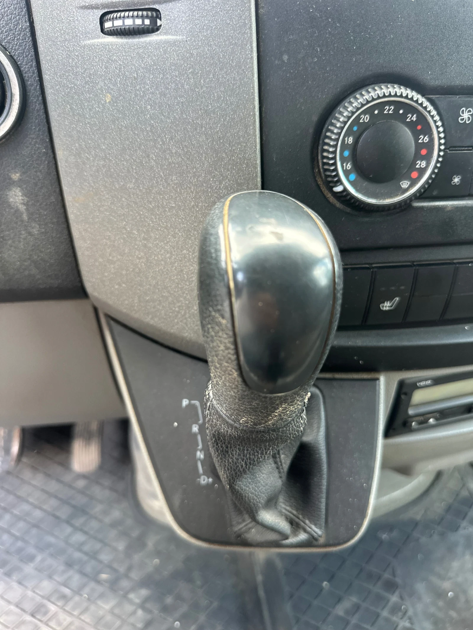 Mercedes-Benz Sprinter 319 Макси Климатик Автомат, снимка 13 - Бусове и автобуси - 55161399