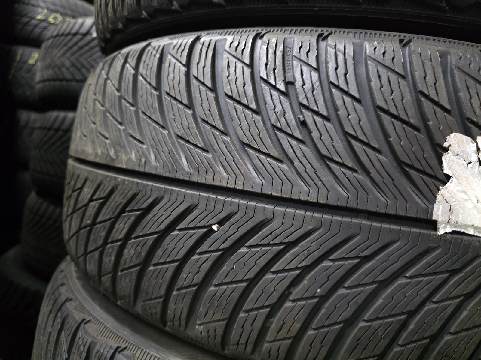Гуми Зимни 225/50R18, снимка 2 - Гуми и джанти - 56724304