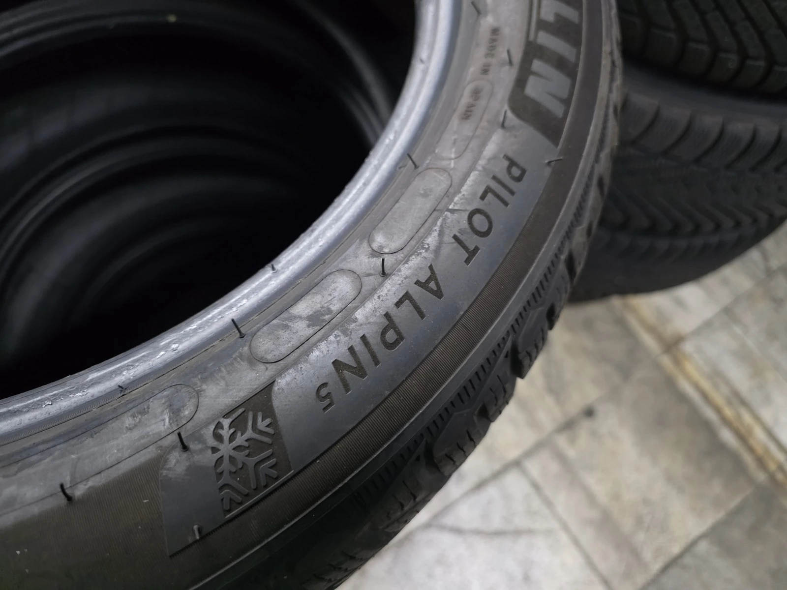 Гуми Зимни 225/50R18, снимка 12 - Гуми и джанти - 56724304