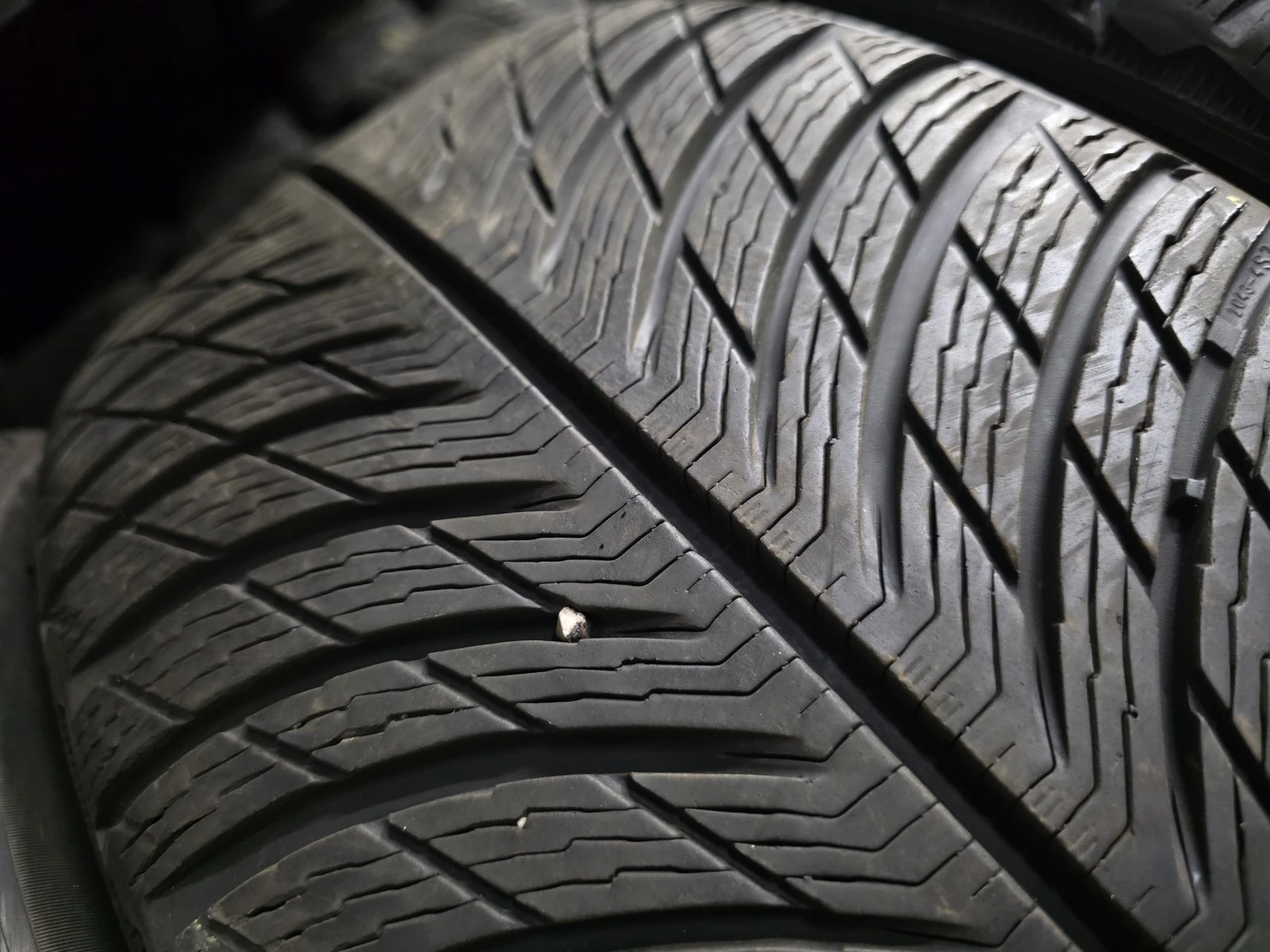 Гуми Зимни 225/50R18, снимка 5 - Гуми и джанти - 56724304