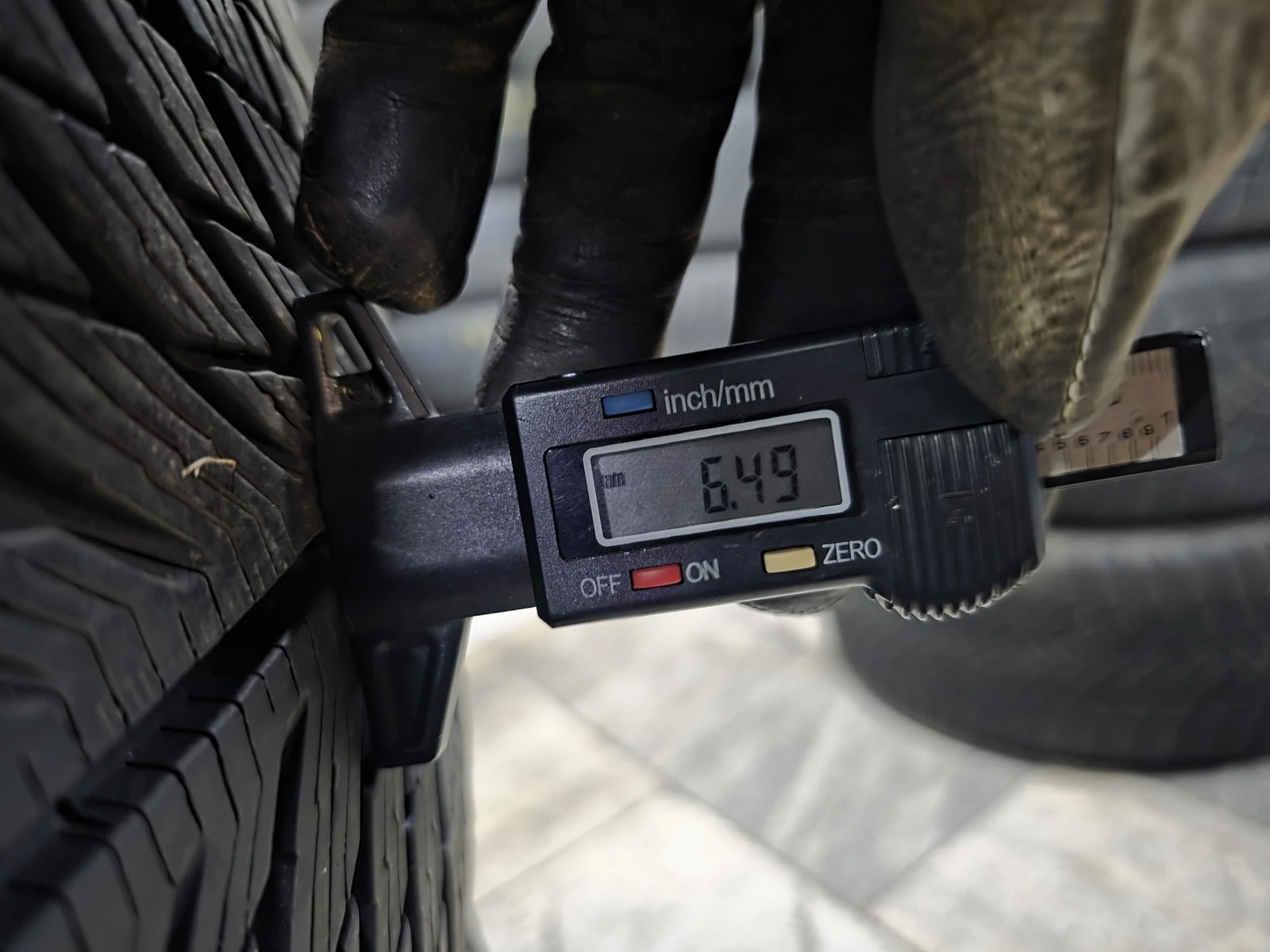 Гуми Зимни 225/50R18, снимка 8 - Гуми и джанти - 56724304