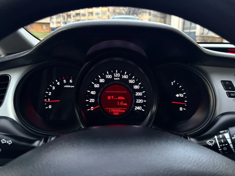 Kia Ceed 1.4CRDI 90к.с. 6скорости* 178 000км* , снимка 11 - Автомобили и джипове - 53413187