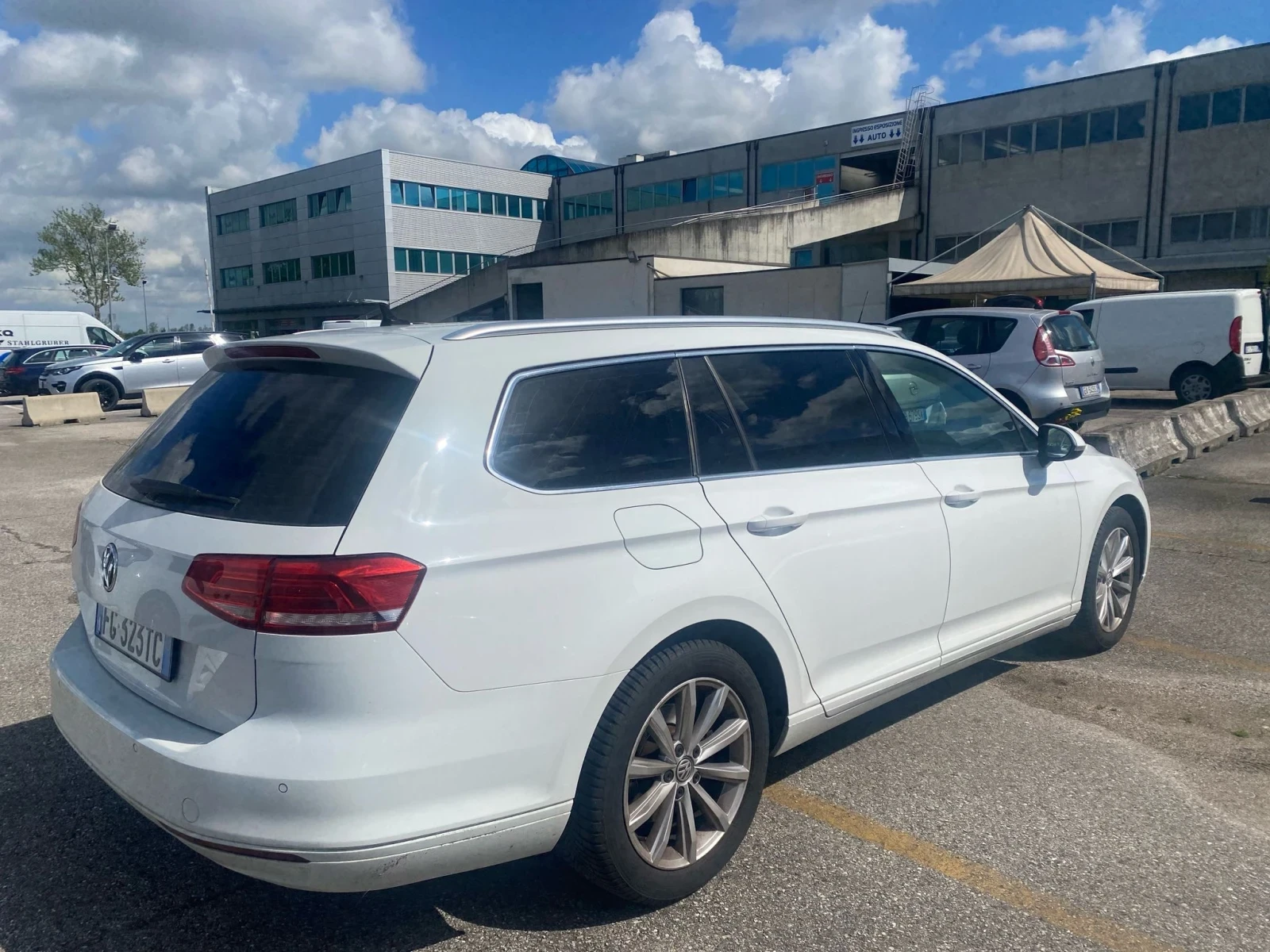 VW Passat 1.6 TDI автомат - изображение 7