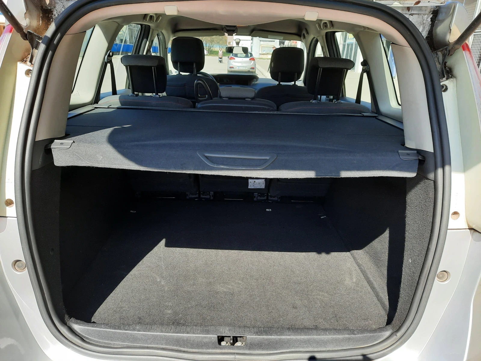 Renault Grand scenic 1.5 dci, снимка 11 - Автомобили и джипове - 53847418