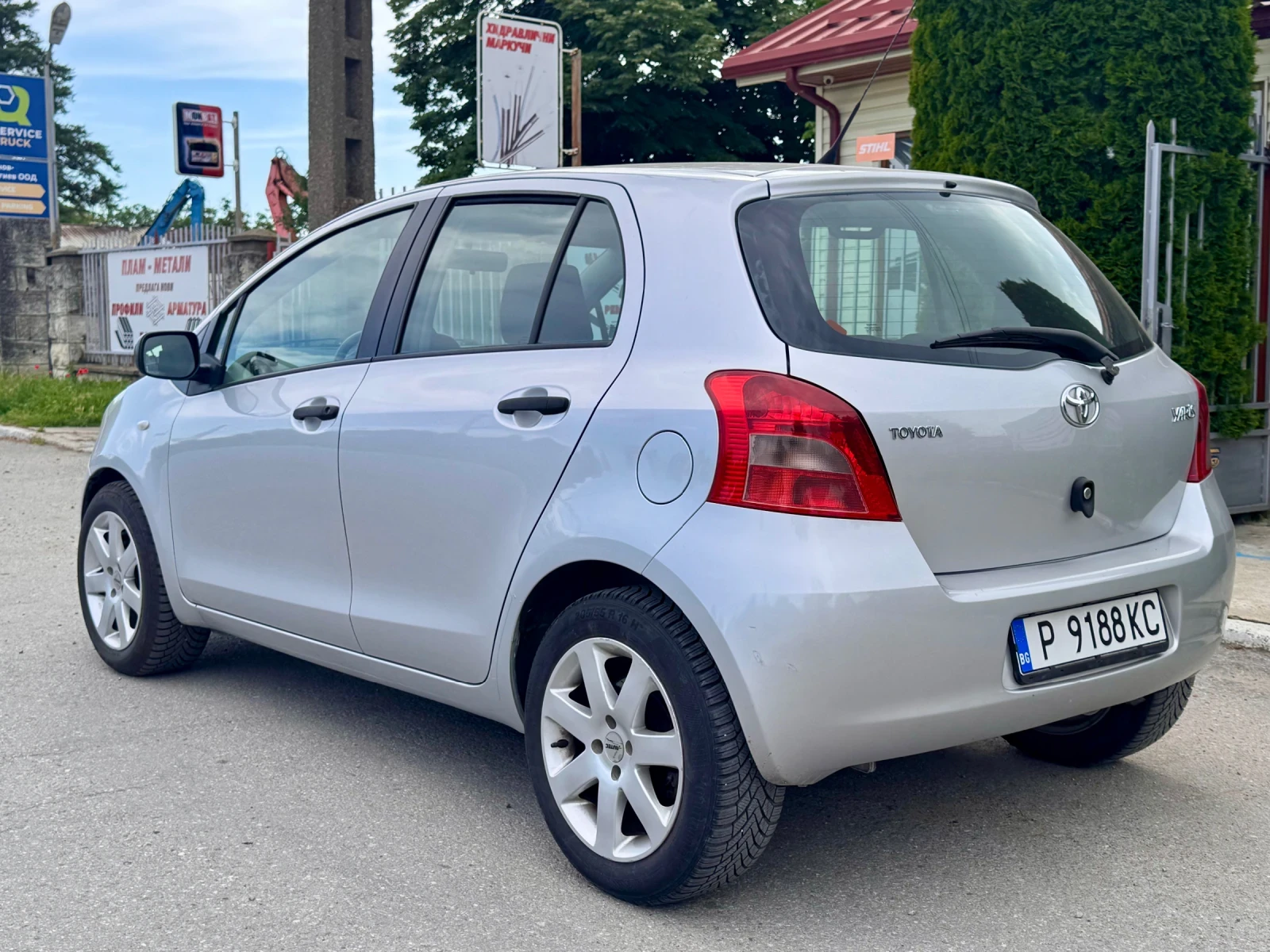 Toyota Yaris 1.0, снимка 5 - Автомобили и джипове - 54836648
