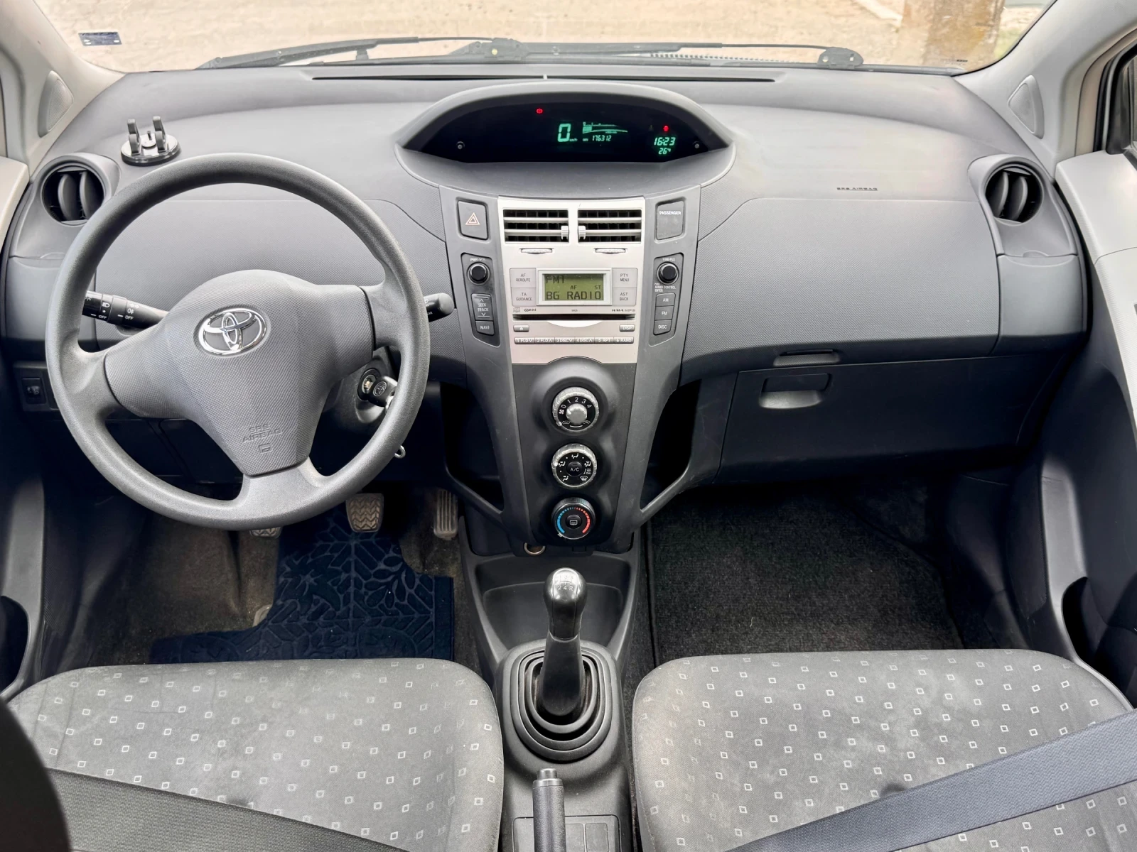 Toyota Yaris 1.0, снимка 8 - Автомобили и джипове - 54836648
