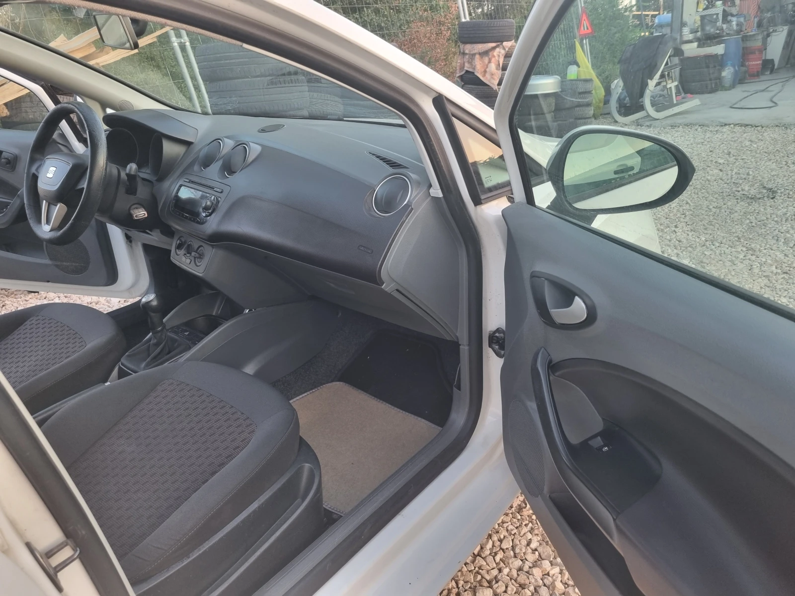 Seat Ibiza 1.6TDI INDIVIDUAL , снимка 12 - Автомобили и джипове - 55647351