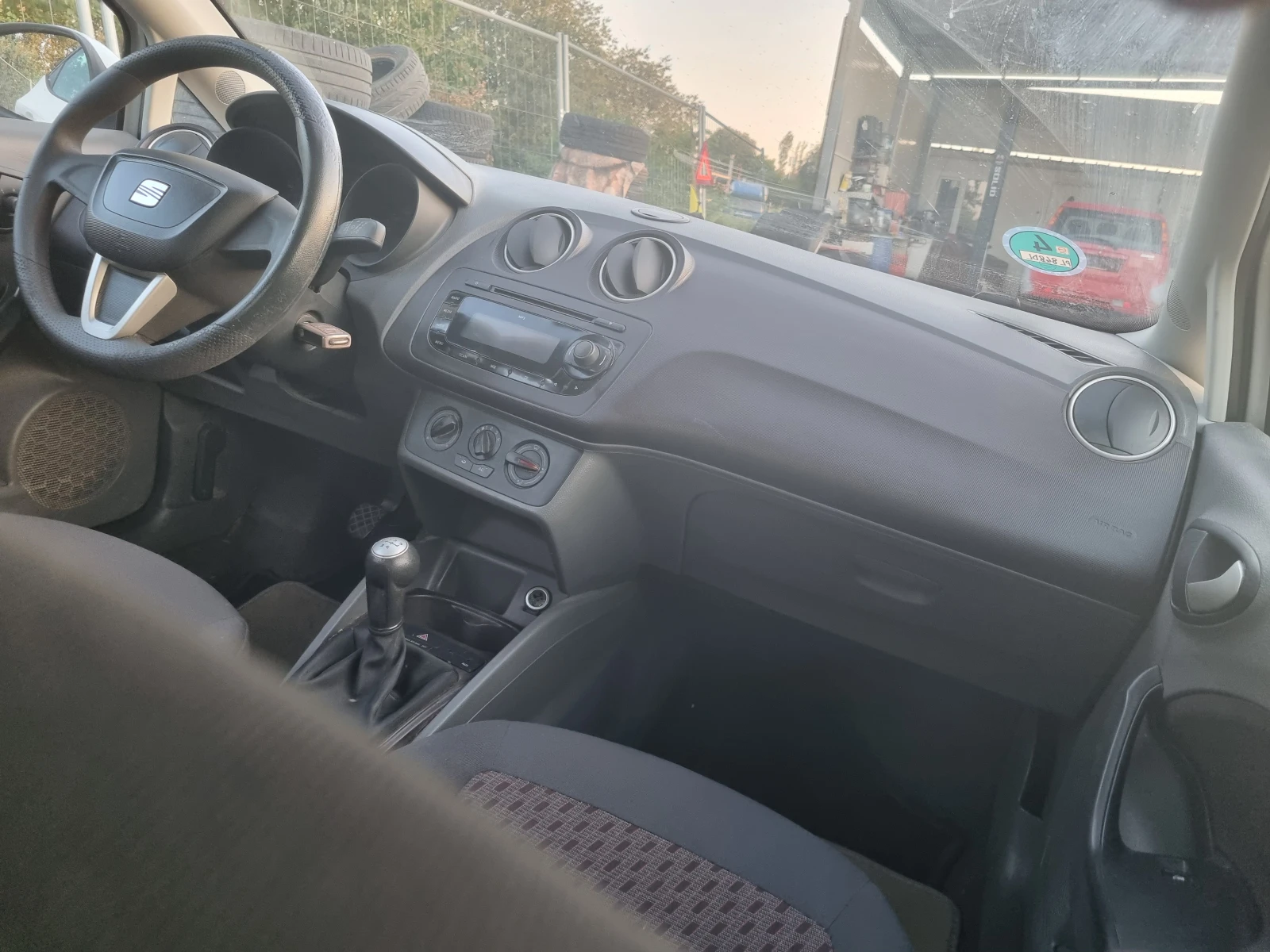 Seat Ibiza 1.6TDI INDIVIDUAL , снимка 7 - Автомобили и джипове - 55647351