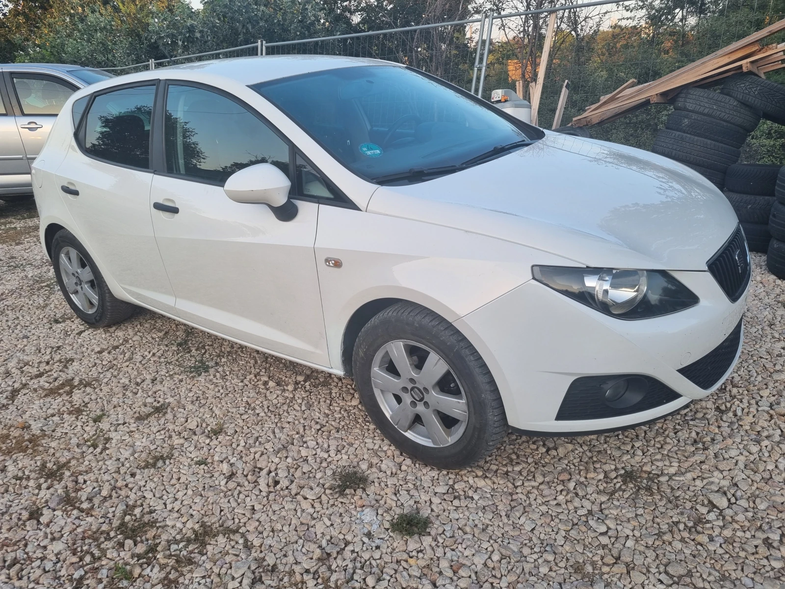 Seat Ibiza 1.6TDI INDIVIDUAL , снимка 3 - Автомобили и джипове - 55647351