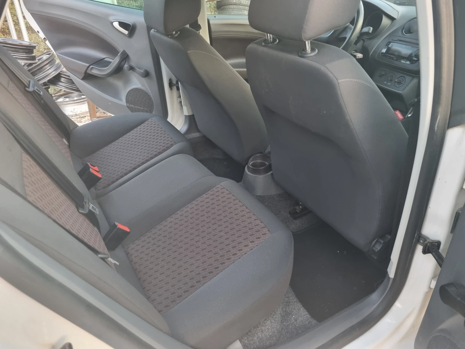 Seat Ibiza 1.6TDI INDIVIDUAL , снимка 6 - Автомобили и джипове - 55647351