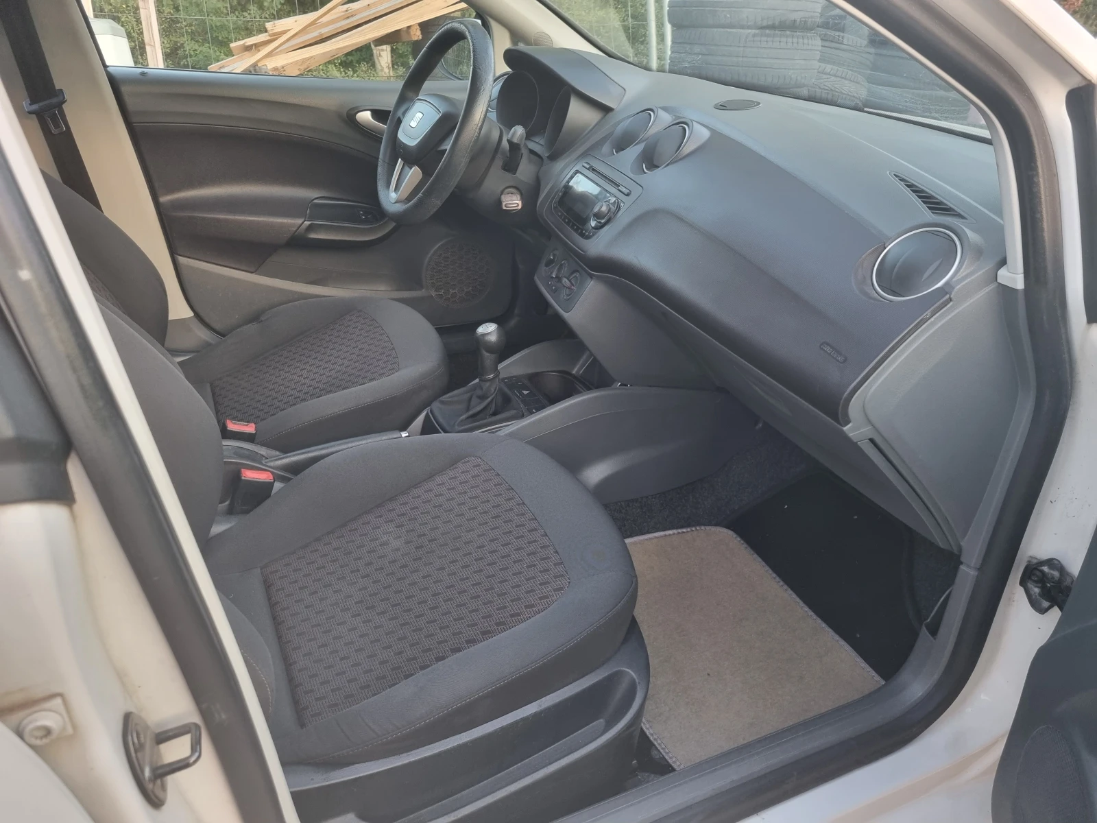 Seat Ibiza 1.6TDI INDIVIDUAL , снимка 8 - Автомобили и джипове - 55647351