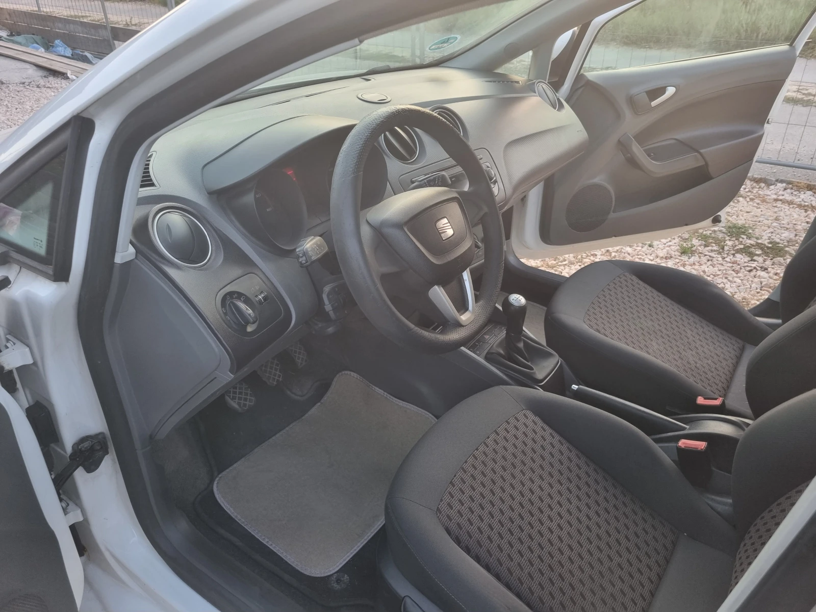 Seat Ibiza 1.6TDI INDIVIDUAL , снимка 9 - Автомобили и джипове - 55647351
