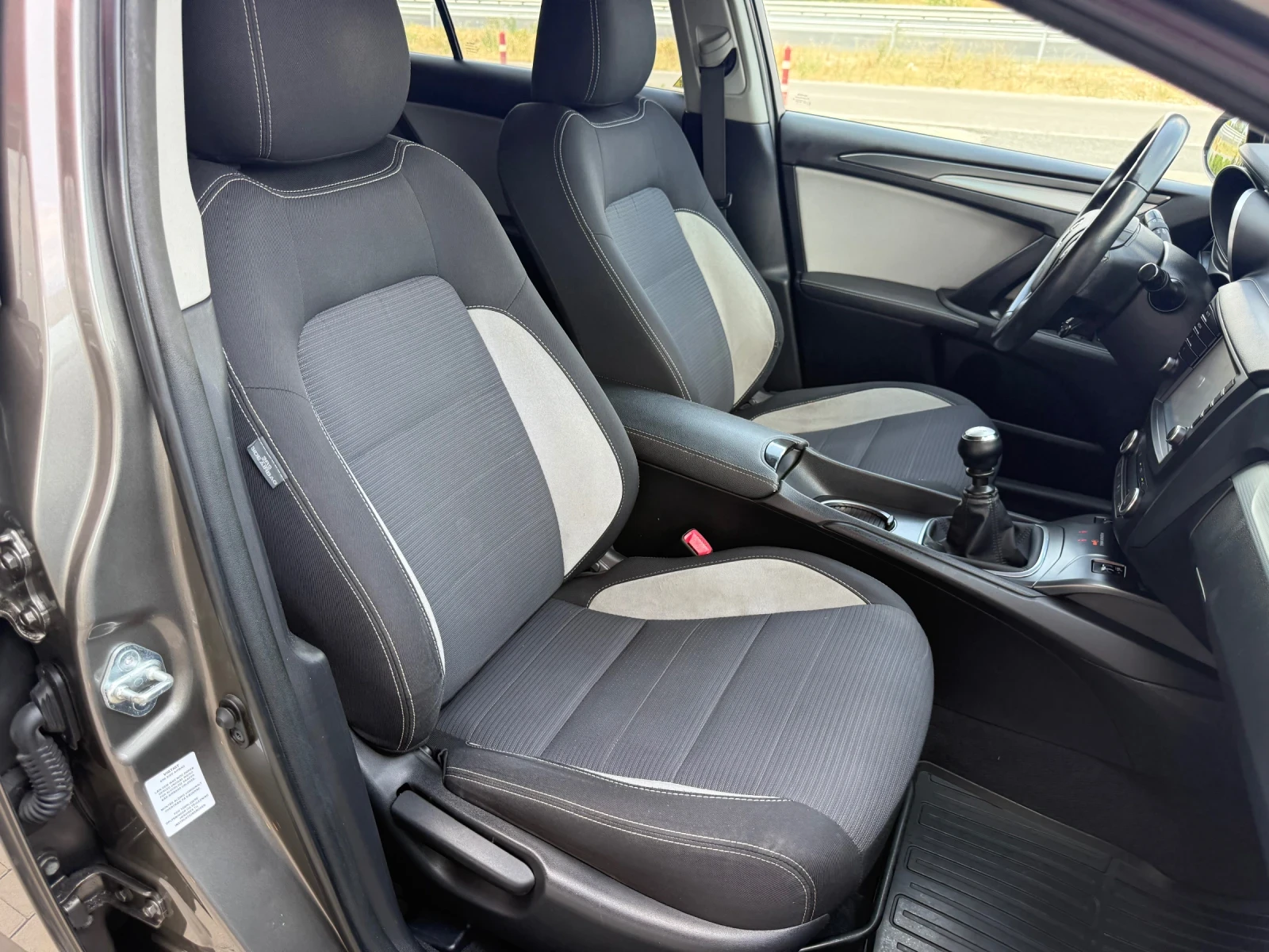 Toyota Avensis 1.8 VVT-i KEYLESS / NAVI / PODGREV / XENON, снимка 11 - Автомобили и джипове - 55657079