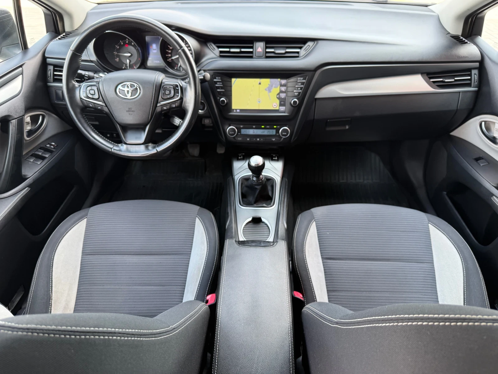 Toyota Avensis 1.8 VVT-i KEYLESS / NAVI / PODGREV / XENON, снимка 8 - Автомобили и джипове - 55657079