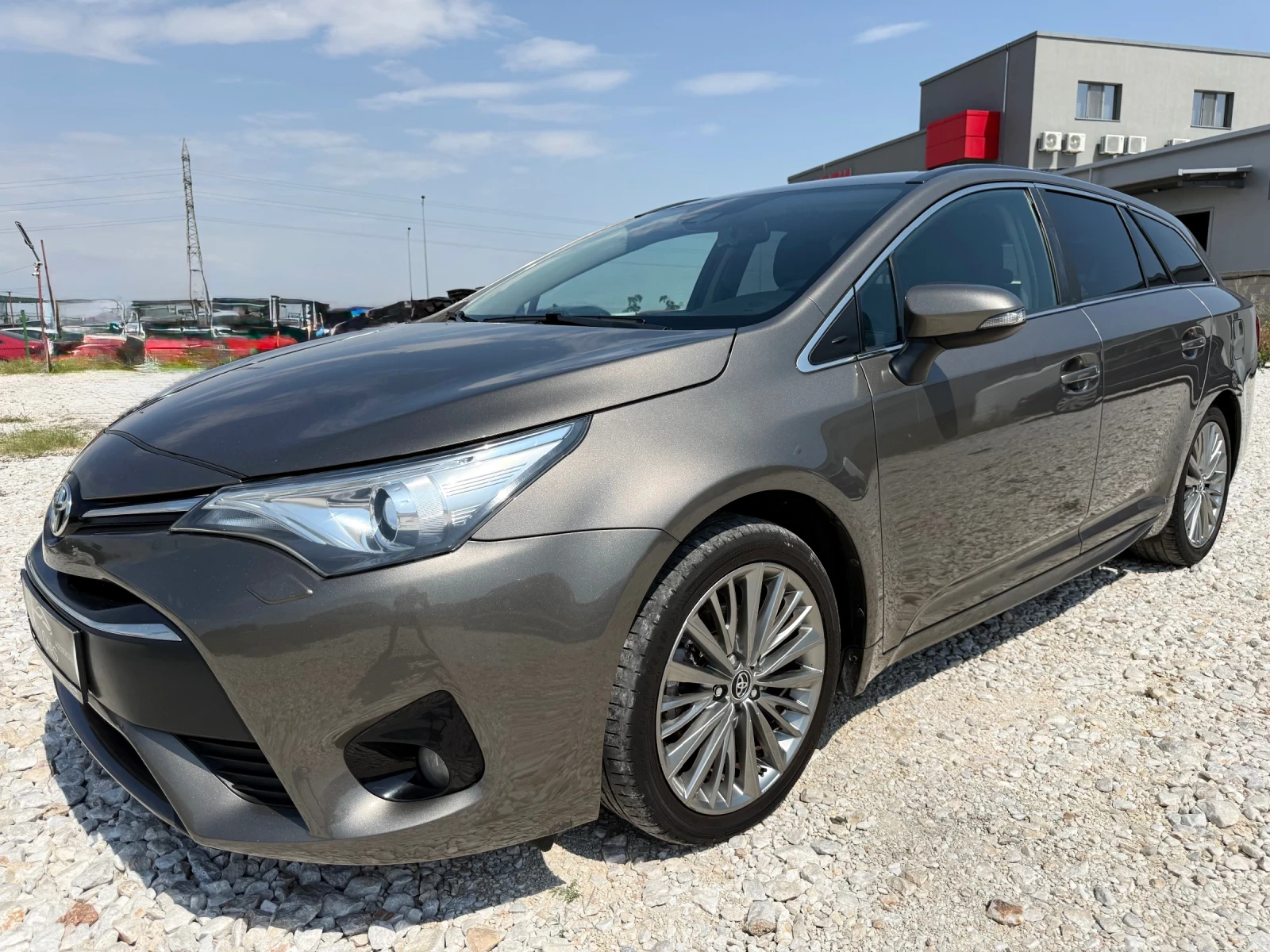 Toyota Avensis 1.8 VVT-i KEYLESS / NAVI / PODGREV / XENON, снимка 3 - Автомобили и джипове - 55657079