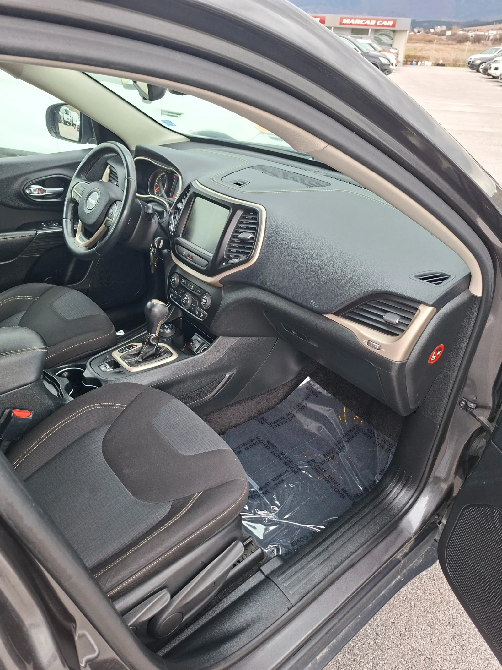 Jeep Cherokee 2.2 4x4 turbodiesel, снимка 13 - Автомобили и джипове - 53935586