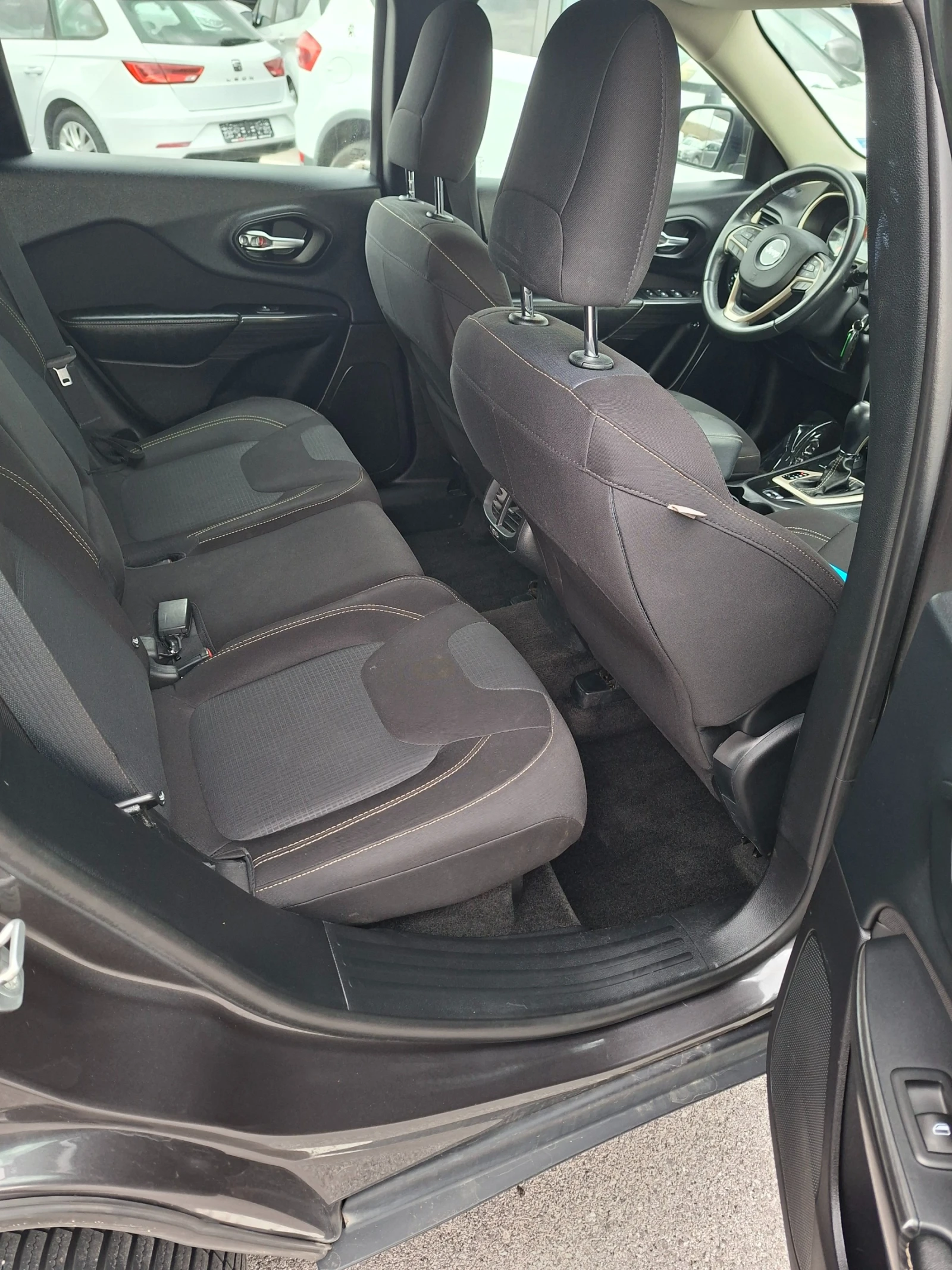 Jeep Cherokee 2.2 4x4 turbodiesel, снимка 12 - Автомобили и джипове - 53935586