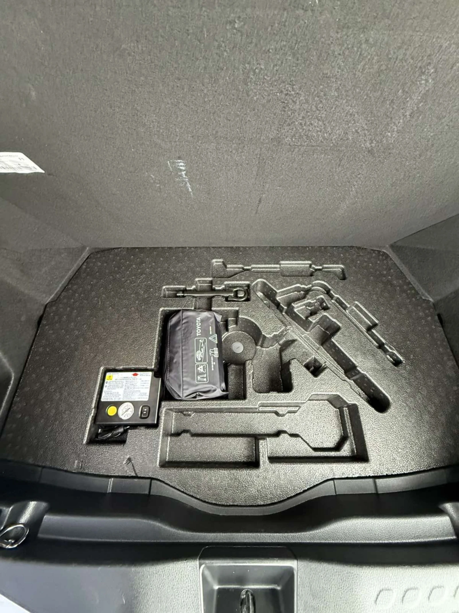 Toyota C-HR HYBRID , снимка 16 - Автомобили и джипове - 53940564