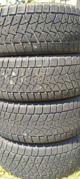 Гуми Зимни 255/60R18, снимка 1 - Гуми и джанти - 41591532